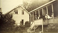 The sanatorium at Ask with the pavilion, "Kuren" (the Cure), where the patients were treated in the open air. This part was built some years after the main building was finished. The woman to the right is Helga Seljebakke.