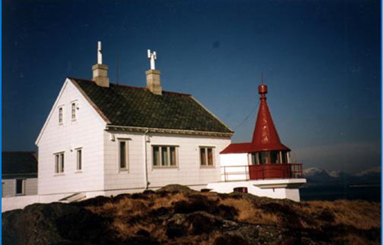 The Geita lighthouse station with the main building and the lighthouse itself. For more than two centuries seafarers have seen the beacon from this lighthouse. The roof construction on the lantern is said to be unique.