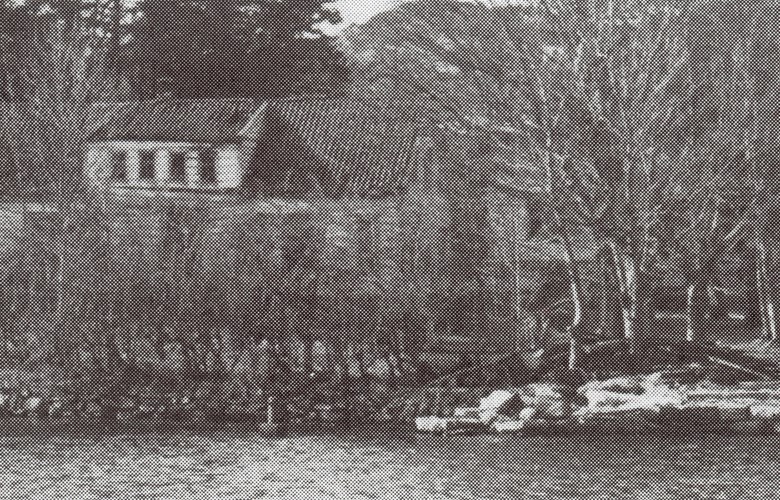 The inn at Sauesund was early a central place on the sea lane. It was one of the oldest inns in the Sunnfjord district. The general store to the right.