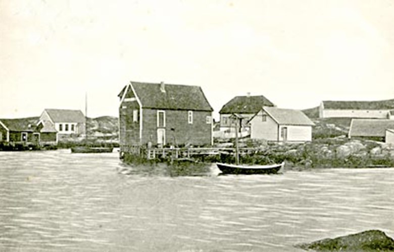 Bulandet needed a trading post and an inn when the fisheries grew in importance for the people along the coast. Kjempenes was a trading post from 1740 until after 1850. The picture shows the place in 1909, a long time after the trade had been closed down. A new chapel was built in 1906, but the bell and the steeple remain.
