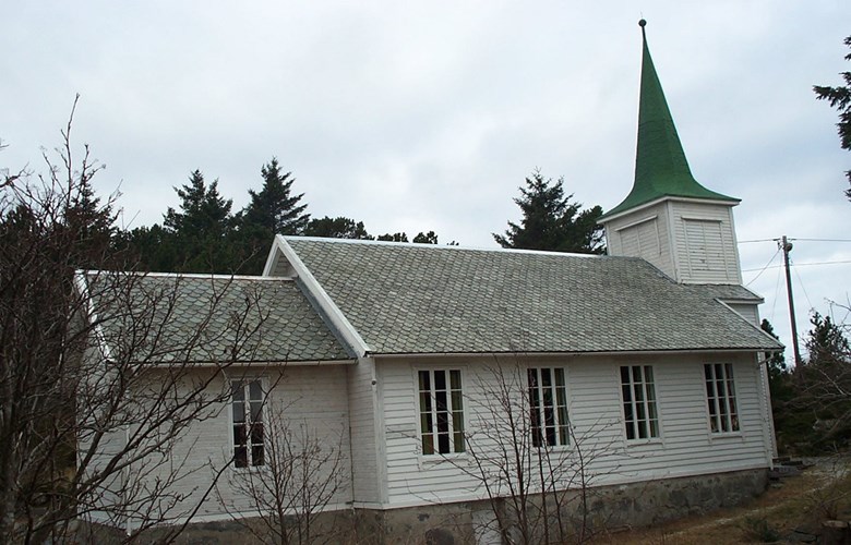 The Batalden 'bedehus' chapel now has the appearance of a white-painted longchurch with horizontal panelling with a chancel extension to the south and a steeple at the northern end above the porch entrance.
