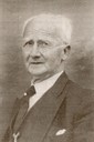 Abraham Strømmen (1876-1954), who grew up in Bergen, was an actor, a journalist, genealogist, and photographer. He was librarian at Askvoll from 1923. He was a member of the memorial stone committee, and he gave the unveiling speech.