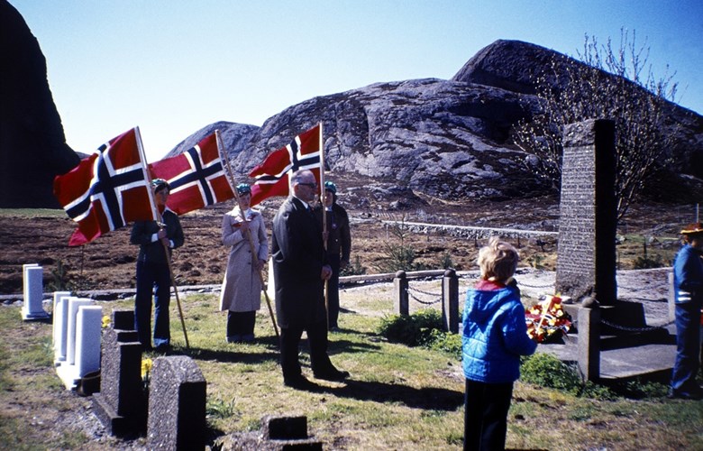 Every year the 17 May procession at Værlandet has gone from the schoolhouse to the memorial stone and back to the schoolhouse. Schoolchildren are flag-bearers. The picture was taken on 17 May 1977. May Elin Ytrøy (now Ytrøy Landøy) and Jan Arild Landøy are laying wreaths.
