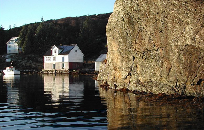 The water level mark in Nåra harbour is chiselled into the rock on the west side of the sound of Nårasundet, to the right in the picture. Not all locations for water level marks were by far so well suited as this. At low tide it was possible to stand on "a flat stone slab covered with bladder wrack."