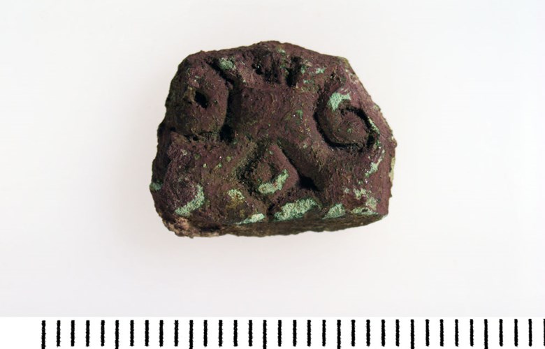 Fragment of a trefoil brooch from Ytre Moa, probably of the same type as seen in the illustration to the left. This is the most common type of jewellery from the younger Iron Age together with ring-shaped brooches and oval brooches. (Photo: The County Archives of Sogn og Fjordane).