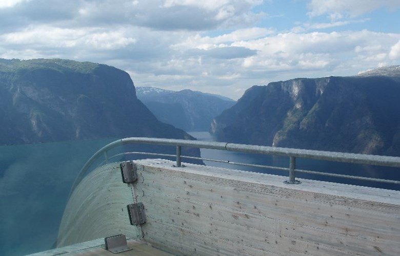 From Stegastein visitors have a spectacular view of the narrow Aurlandsfjord and the mountains lining the fjord. 