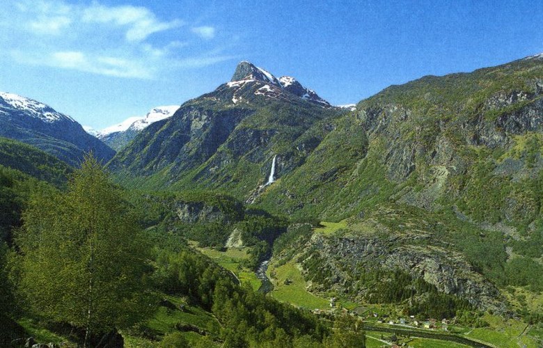 The valley of Flåmsdalen seen towards the mountain of Vidmenosi.
