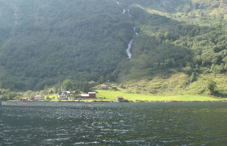 The river of Tufteelvi runs down to the fjord at the farm Tufto. Along this river there is an old track leading up to the mountain farms at Rimstigen, Today this has become a popular hiking trail. 
 