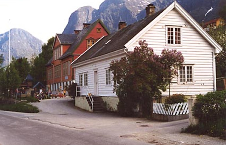 The small white house is the school building at Vangen, built in 1879. The big house in the background is the Vangen School, built in 1933, often called "Universitetet" (the University) as practically all levels of education were gathered in this building.
