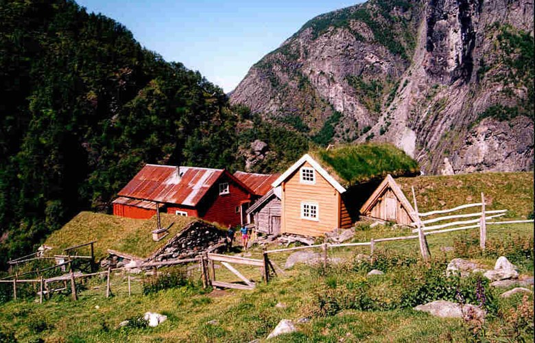 The farmyard at Sinjarheim is located at about 600 metres above sea level. The farmyard consists of six buildings and a small drying shed just behind it. 