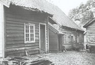 The backside of the residence clearly showed that the house had been extended many times. To the far right is the "stabbur", and between the residence and the "stabbur" we can see a glimpse of the tavern.