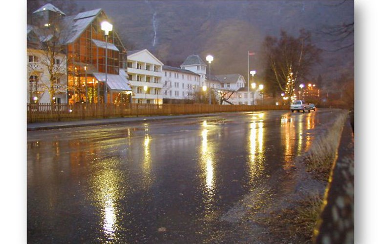 A rainy day in Flåm. Fretheim hotel is now a modern hotel with a high international standard. The new wing from 2000 can be seen to the left in the picture with the new tower built in glass and steel. 