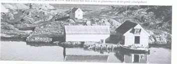 At the front, the general store which was in operation until 1954. Behind the boathouse, it is possible to see the foundations of the old residential building.