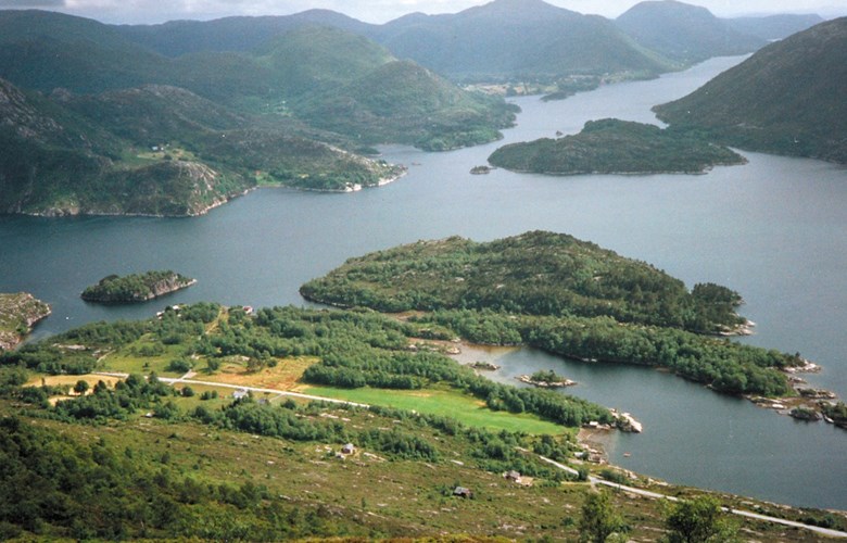 The Eidsfjord extends to the upper right corner of the picture. The fjord to the left is the Nordgulsfjord. The post was transported across the Eidsfjord and the Nordgulsfjord on rowboats, a distance of some 20 kilometres. 