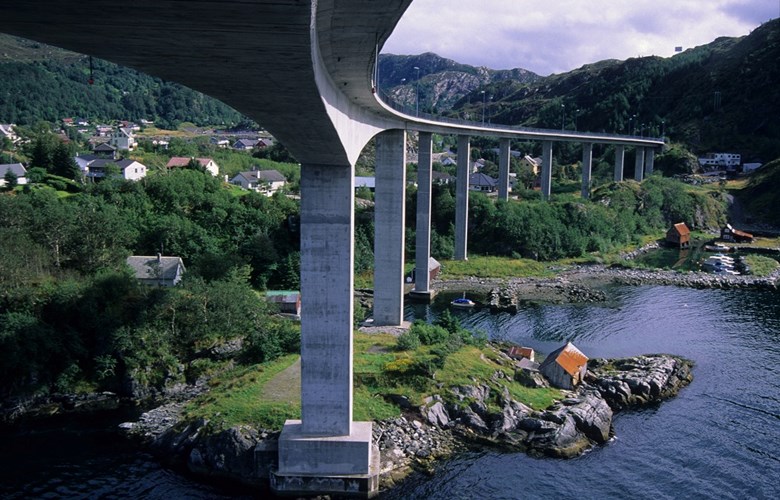 Many nice words were said about the bridge when it was opened. The mayor of Flora, Mons Monsen, thought that the Måløy Bridge was a "work of art in steel and concrete", whereas the Bremanger mayor referred to the bridge as an "elegant construction". In the opinion of the Eid mayor, the bridge was a "masterpiece that would be admired by people travelling by land or sea as long as the bridge existed". The acting county governor, Arne Ekeberg, said that the bridge was an "impressive technical wonder". 
