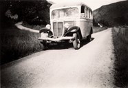 The first bus at Askvoll. The picture was taken some time around 1948-49. The driver was Toralf Vie. Firda Billag (motor company) had since 1946 been responsible for the bus service in the Dalsfjord area and western Sogn, and when the road was built, there was a scheduled daily service between Askvoll and Stongfjorden.