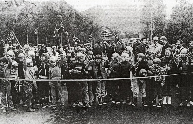 3 October 1980 was the official opening day of the county road between Øygard and Hestvika, which meant a ferry-free road connection between Askvoll and Førde. Several hundred people arrived in cars and buses to take part in the celebration. The schools were closed, of course, at Askvoll. In the picture children are waving Norwegian flags to celebrate the opening of a road which the entire Askvoll community and the communities along the Førdefjord had contributed to.