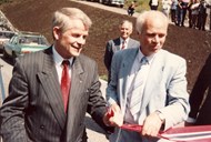 The Minister of Transport and Communications Lars Gunnar Lie opened the road connection. To the left stands the construction manager Jon Skårhaug. Behind stands the county governor Ingvald Ulveseth.