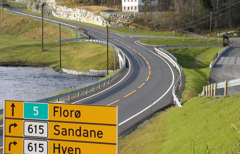 The new crossroad at the intersection at Storebru. The distance between Førde and Florø is 56 kilometres. 24 of these kilometres were upgraded and rebuilt in the period 1999-2005. The cost estimate in the Storting proposition 77 / 1997-98 was 340 million kroner (1998 kroner). This corresponds to 407 million (2005 kroner). The total cost amounted to 376 million kroner, which means that the whole road project ended up 31 million under the budgeted sum. The new highway follows more or less the original road line with the exception of the Eikefjord bypass and the road past Hatleset.