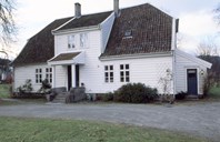 The architectural style suggests that the house at Kirkevollen was built at the end of the 18th or beginning of the 19th century.
