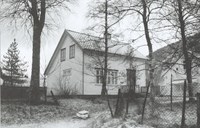Hjalmar Christensen's poet's cabin at the captain farm. The main building can be seen on the right in picture.