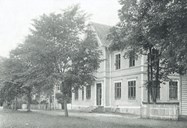 Gamlebanken at Kyrkjevegen 9, built by Førde Sparebank in 1901 and opening up for business in 1902. Førde Municipality bought the house in 1964 after the bank had moved into a new building at the Langebrua.