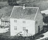 Førde Sparebank's first office was in the 'tingstova' in Sjøhola. Here the board of the bank held their meetings from 1843 to 1892. The service of customers probably took place at the cashier's.