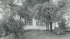 For ten years this house at Øvre Veglo was the business premises of the bank, until it moved into its own house at Kyrkjevegen 9 in 1902.