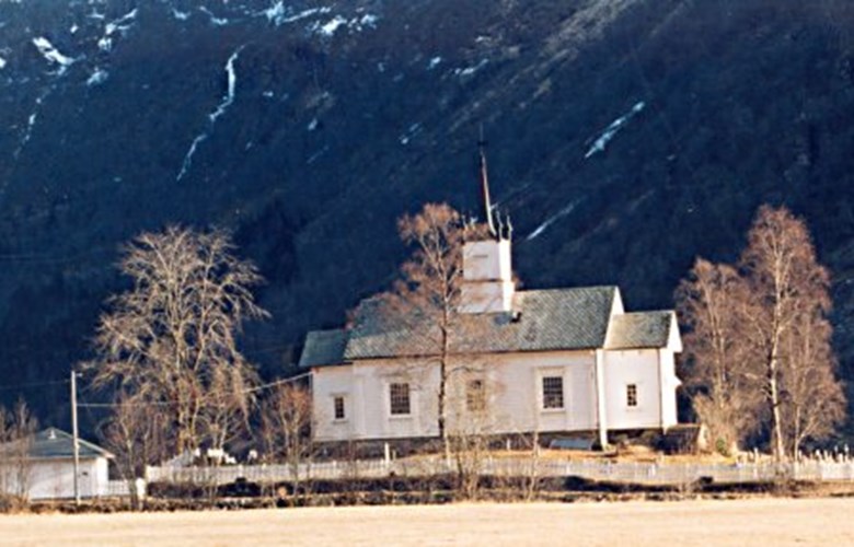 Holsen church is beautifully located and proudly shows it characteristic steeple. It has a symmetrical appearance with a steeple in the middle, and the porch to the west and the vestry to the east are both equal in size.