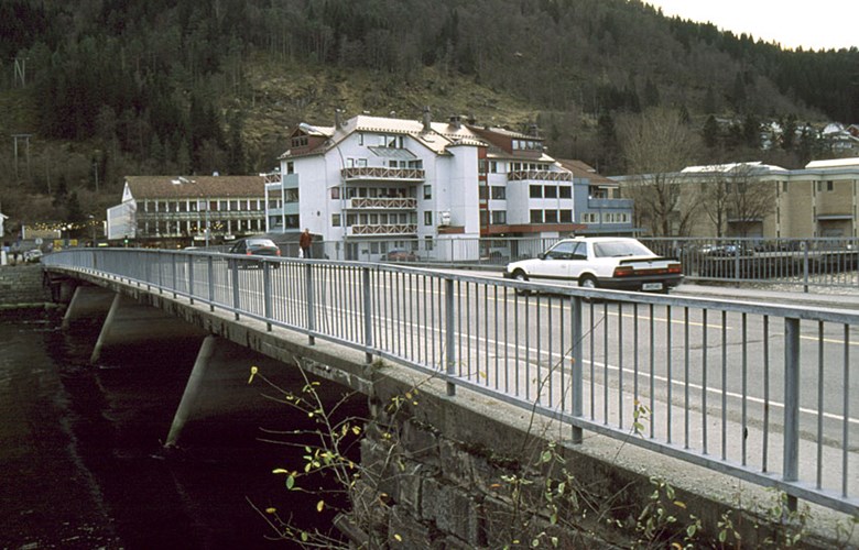 A quiet day at Langebrua in the autumn of 2001. In the background can be seen the shops and office buildings on the south side of the river Jølstra.