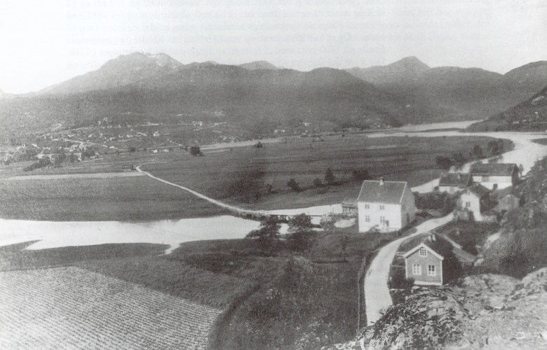View of Sjøahola before 1900. A port was here in earlier times, where boats docked. The river Jøstra at this time had its main course here, until it changed course around 1780. The big house is the court house, which was moved later to Øyna.