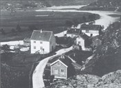 The first centre of Førde was located at Sjøahola, from around 1600 until the middle of the 19th century. In this picture from around 1890 only a few cotters' cottages are left, and the old court house from 1844. Across the old river course there is a stone bridge from around 1850.