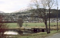 Sjøahola looked like this in the autumn of 2001. The old bridge is still there, but is the only remnant of the old times. In the background is the new centre of Førde. Behind the tree on the right there is a glimpse of Øyrane Vidaregåande Skule (secondary school).