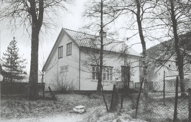 The Hjalmar Christensen poet's cottage at the captain farm. There is a glimpse of the main building to the right in the picture.