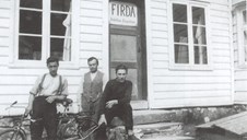 Firda was from 1921 to 1938 printed in this building at Teigen. In the picture is to the left Karl Mo, who worked for the newspaper from he was 12-14 until retirement. In the middle is the founder of the newspaper, Kristian Ulltang. He was also the first editor. The man to the right is Albert Øen, who worked in the printing works. He later established his own printing company - Øens Prent AS.