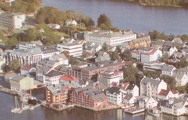 The Florø Hospital is located in the centre of Florø, at the corner of the streets of Hans Blomgata and Torggata, with the lake of Storevatnet just behind. The picture shows the hospital in the upper central part.

