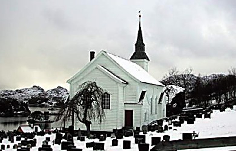This is a view from the east of the Solund church at Hardbakke. Under the weeping willow lies the grave of the first vicar in Solund, Jon Andersen Raklev Kvaale.