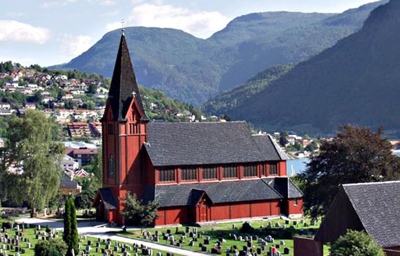The church stands on the same site as the old stave church. The church site is a terrace on the west side of the valley.