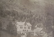 In 1911, Korsvold built a new residence on the family farm Krossvoll. On the picture the family on the farm is lined up in front of the house.