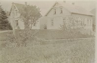 The bailiff's house Solvang at Eivindvik, where Augustin Bredvik lived, was built by Korsvold in the late 1890s. To the left in the picture is the bailiff's office building. In 1952, the houses were sold the newspaper "Bergens Tidende" to be used as holiday homes.