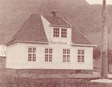 The house of 'Sogns Tidend' was located at Lægreidsplassen (Almenningen) in Sogndal.