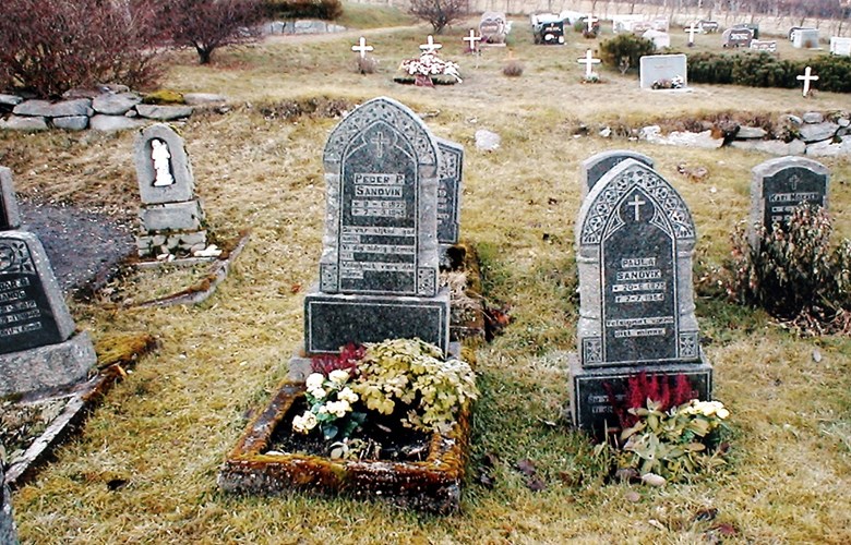 The graves of Peder P. Sandvik and his wife Paula at the Leikanger churchyard at Selje.