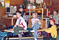A lesson in Norwegian at Svanøy school 2004. The Swiss pedagogue Pestalozzi (1746-1827) said: "Better with flowers and leaves in the classroom than a bloody birch twig". At the Svanøy school, they seem to have achieved much in this respect.