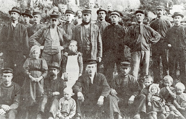 Workers and children at Stongfjorden around 1900. The industrial development started a few years before the turn of the century with the production of peat coal and iodine. The aluminium factory started production in 1908. In the summer of 1905, there was an accident at Stangfjordens Elektrochemiske Fabriker. A worker had his face badly burned when a steam pipe broke. He was taken to Bergen the following day.