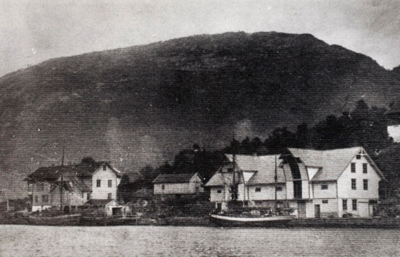 The wharf at Steinen in 1912, important communications junction for Førde and Jølster. Anders Anthonsen Steen built the wharf in approx. 1850, and his son Ole Andersen Steen (1850-1917) managed it in 1905. In 1929, his brother M. J .A. Steen wrote a piece about the wharf in the magazine 'Jul i Sunnfjord' (Christmas in Sunnfjord). He presents the theory that the name Steinen (literally the stone) could have come from a large stone at the mouth of the river Jølstra, where there was once a packing shed. In conclusion Steen expresses his gratitude for this opportunity to give 'some historical information about this place, which without question will become even more important in future, as Førde becomes the natural centre of the county of Sogn og Fjordane.'