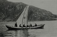 Rowboat with three pairs of oars, sail and a full crew. This was the usual boat type before deck boats and fishing boat steamers came to Måløy about the turn of the century. 