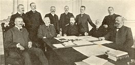 The Karlstad negotiators. In the front row (seated): Wachtmeister, Lundeberg, Michelsen, Berner, Løvland.<br />
Second row: Hellnes (Swedish secretary), Hammarskjøld, Staaf, Berg (Swedish secretary), Vogt, Urbye (Norwegian secretary).