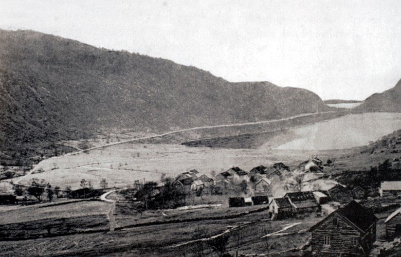 Øvre Standal and the lake of Standalsvatnet. The picture can be dated to the years after 1905 based on the newly built road in the background (completed in 1905).