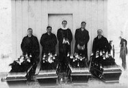 From the funeral at Vågsvåg on 16 December. Pastor Nybø Jr. from Selje officiated. We do not know who the four others are.