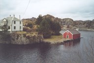 The saltery on the islet of Steinsundholmen with the stone quay. Beside the shed, a large external gallery was built for storage of empty barrels. In front is the space for barrels with salted fish. The last company to salt here was A/S Salteriet Stensund c/o O. Bratland, who sold the islet to the family Gåsvær in 1936.